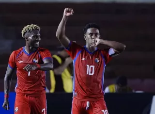 Edgar Yoel Bárcenas (der.) celebra su gol anotado de penal junto a José Luis Rodríguez, quien también marcó en el partido. Foto: EFE