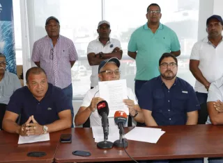 Representantes del sector pesquero durante la conferencia de prensa.