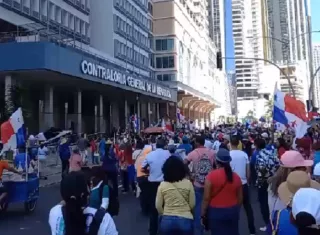Los educadores se manifiestan frente a la Contraloría.
