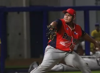 James González tuvo una buena apertura ante Colombia pero la ofensiva panameña solo pudo fabricar una carrera. Foto: Fedebeis