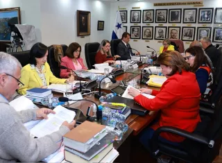 La sesión permanente fue reanudada a las 10:00 a.m.