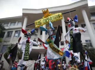Los manifestantes se han mantenido en vigilia a espera del fallo. EFE 