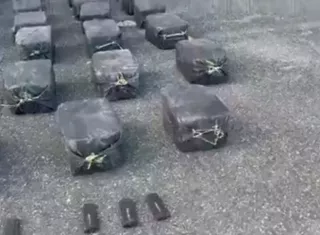 Además de la droga, también  se detuvo a dos ciudadanos de nacionalidad colombiana, y se decomisaron dos fusiles con municiones.