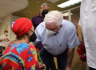 Gesto de cariño de parte de Martinelli a una de las pacientes.