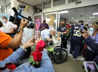 El expresidente Ricardo Martinelli visita el Oncológico 