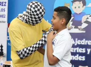 Rey Enigma (izq.) durante su presencia en la segunda edición del Panamá Chess Festival.  Foto: Cortesía
