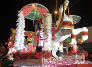 Cientos de personas abarrotaron toda la ruta del desfile.
