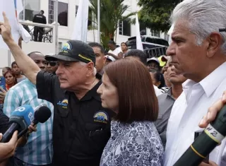 Ricardo Martinelli junto a su esposa y José Raúl Mulino se dirige a los simpatizantes que lo acompañan en la vigilia. Foto: Víctor Arosemena