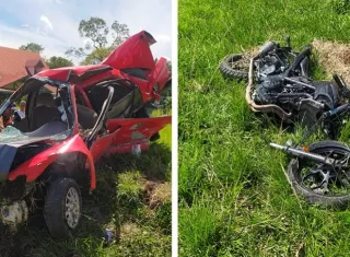 Vista general de cómo quedó el sedán y la motocicleta.