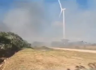 El humo ya llega al parque eólico.