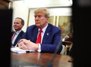 El ex presidente estadounidense Donald J. Trump (d) y el abogado Christopher Kise (i), se sienta en el tribunal durante los argumentos finales en el juicio por fraude civil de la Organización Trump en Nueva York. EFE