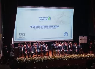 Los integrantes de las nóminas presidenciales firmaron el pacto ético en el auditorio del Tribunal Electoral. Foto: Luis Ávila