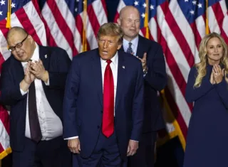 El expresidente Donald Trump (2-i) habla en el Centro de Eventos de Iowa después de ganar el primer caucus de Iowa en la nación en Des Moines, Iowa, EE.UU.. EFE