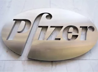Vista del logo de la farmacéutica Pfizer, en una fotografía de archivo. Foto: EFE