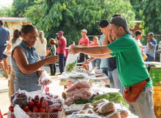 En las agro ferias pequeños productores y emprendedores vendieron sus productos directamente a los consumidores.