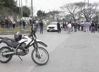 Vistas del momento cuando policías investigaban el vehículo con impactos de bala en el que se encontraba el fiscal César Suárez al ser asesinado. EFE