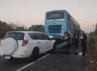 El conductor de la camioneta colisionó por detrás a un bus y murió.