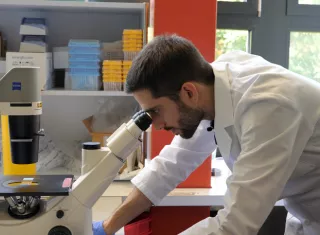 Carlo Cervia-Hasler, uno de los investigadores que participó en el estudio de covid persistente. Crédito Enrique Heer. Imagen facilitada por la Universidad de Zúrich.