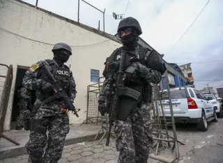 Integrantes de la policía nacional de Ecuador durante un operativo. EFE / Archivo
