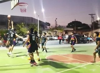 La liga se lleva a cabo en la cancha de baloncesto del Barrio Bolívar, en David. Foto: Cortesía
