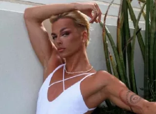 El modelo utilizado en la campaña es Jake Young. 