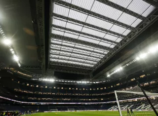 Vista del techo retráctil desplegado en el estadio Santiago Bernabéu. Foto: EFE