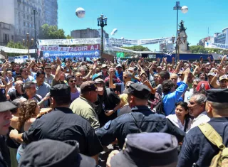 Manifestantes se movilizan durante una protesta convocada por la Confederación General del Trabajo este 24 de febero de 2024, en Buenos Aires (Argentina). EFE