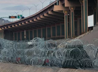Vista de barricadas de alambre de púas, el 25 de enero de 2024 en el muro fronterizo desde Ciudad Juárez, Chihuahua (México). EFE