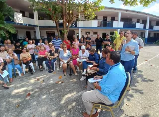 Reunión en la Escuela Federico Escobar. 