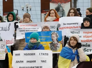  La gente se reunió para exigir el derecho de los militares ucranianos a desmovilizarse voluntariamente después de 18 meses de servicio en el ejército. EFE