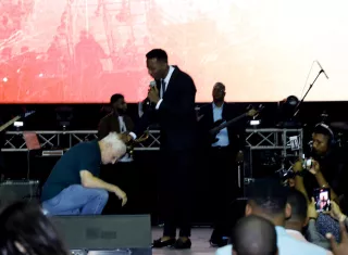 El expresidente dobló rodillas durante el congreso. Foto Victor Arosemena