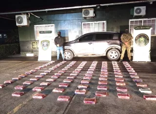 La droga estaba oculta en un doble fondo de la camioneta.