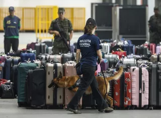 Integrantes de autoridades brasileñas mientras vigilan un puerto de entrada a Río de Janeiro (Brasil). EFE