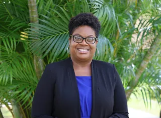 La directora de la oficina regional para Centroamérica y el Caribe es la doctora Yoran Grant-Greene, epidemióloga con amplia experiencia en salud global.