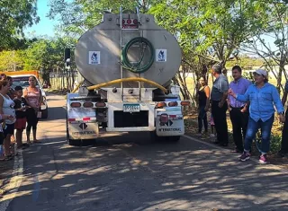 Afectados aseguran se sienten como si vivieran en los tiempos de antes, sin agua potable.