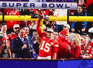 El quarterback Patrick Mahomes sostiene el trofeo de campeón del Súper Bowl en la ceremonia de premiación. Foto: EFE