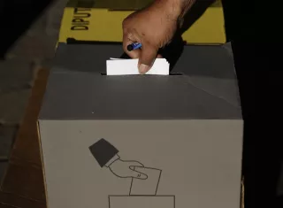 Un elector deposita su voto, el 4 de febrero de 2024, en un centro de votación en el Teatro de Cámara en San Salvador (El Salvador). EFE