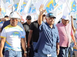 José Raúl Mulino, durante un recorrido por la barriada ERSA en San Joaquín.