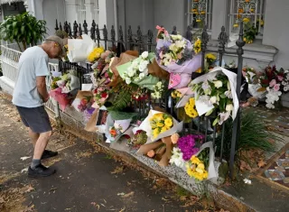 Un hombre rinde homenaje en Sídney (Australia) a expresentador de TV Jesse Baird y su novio Luke Davis, asesinados el pasado 19 de febrero en Sídney. EFE
