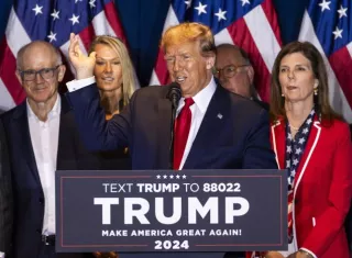 El expresidente estadounidense Donald Trump (c) habla después de derrotar a la exgobernadora Nikki Haley en las primarias presidenciales republicanas de Carolina del Sur en Columbia. EFE