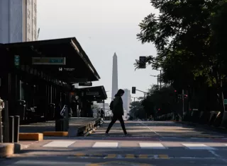 Una mujer cruza la Avenida 9 de Julio de Buenos Aires (Argentina). EFE / Archivo