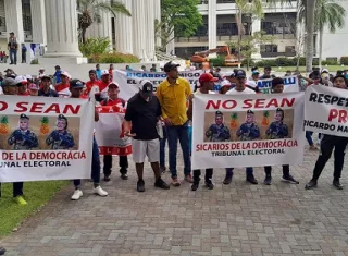 Un grupo de simpatizantes del Partido Realizando Metas (RM), de la Comarca Ngäbe Buglé, viajaron hasta la sede del Tribunal Electoral (TE) en la ciudad capital, para mostrarle su respaldo a Ricardo Martinelli.