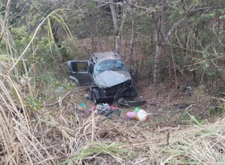 El vehículo terminó en una hondonada a un lado de la vía, Foto cortesía: NoticiadelEste
