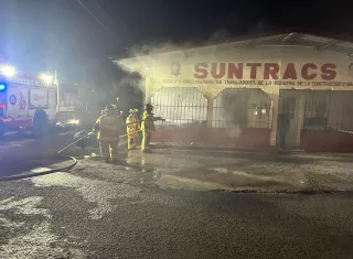 La sede del suntracs visiblemente afectada tras el fuego que fue extinguido por miembros del Cuerpo de Bomberos. 