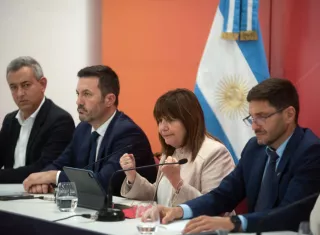 La ministra de Seguridad argentina, Patricia Bullrich (c); el ministro de Defensa argentino, Luis Petri (2i); el gobernador de Santa Fe, Maximiliano Pullaro (d), y el alcalde de Rosario, Pablo Javkin (i), ofrecen este lunes una rueda de prensa. EFE