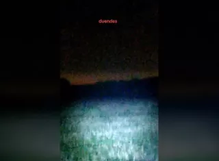 El video fue filmado de noche en una parte de un bosque con un campo abierto.