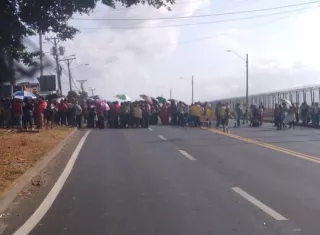 Segundo día de protesta en escuela por falta de agua potable.