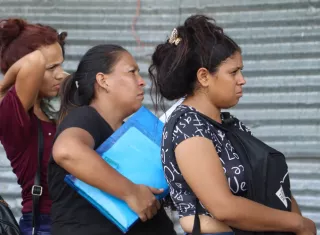 Mujeres migrantes hacen fila para tramitar sus papeles migratorios en una plaza del municipio de Tapachula, en el estado de Chiapas (México). EFE / Archivo