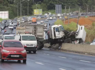 el camión terminó sobre un jersey. 