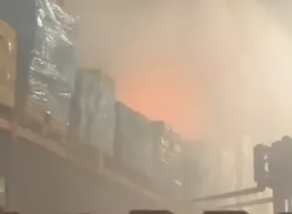 Bomberos trabajaron en controlar el fuego.